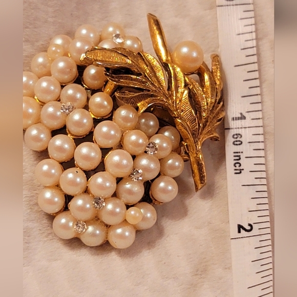 VINTAGE UNSIGNED FAUX PEARL GRAPE CLUSTER GOLD JEWELRY PIN/BROOCH - Picture 9 of 10
